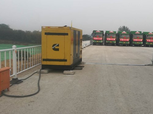 铜山电力系统的稳定性和设备兼容性如何影响发电机组的频率规格？